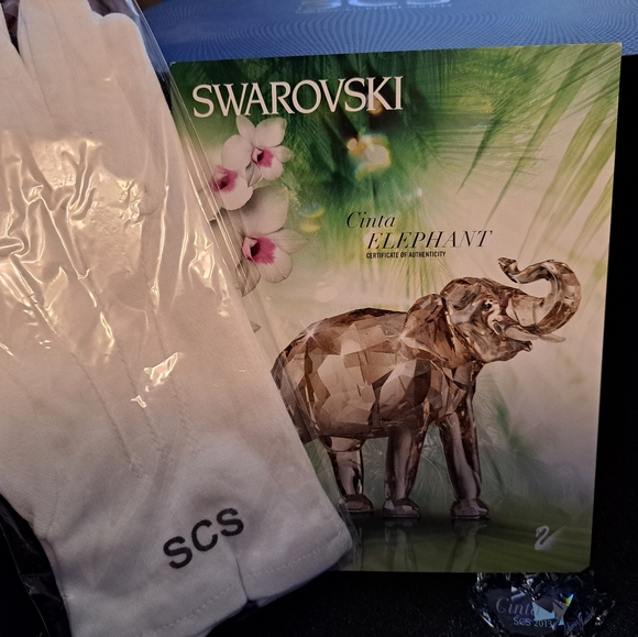 Swarovski Elephant in box with plaque and COA Pristine 1137207 - Picture 3 of 16